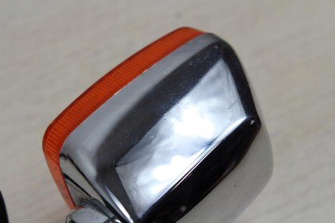 SUZUKI GS550L KIERUNKOWSKAZ LEWY PRZÓD