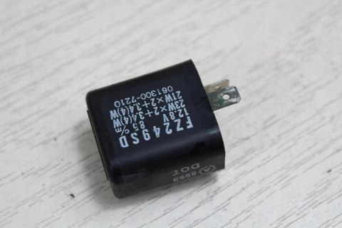 SUZUKI GS550L PRZEKAŹNIK PRZERYWACZ KIERUNKOWSKAZÓ
