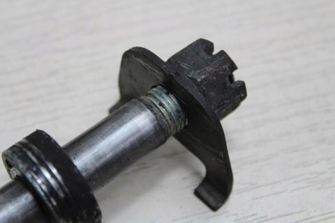 SUZUKI GS550L OŚ KOŁA TYŁ ŚRUBA 17MM 315MM