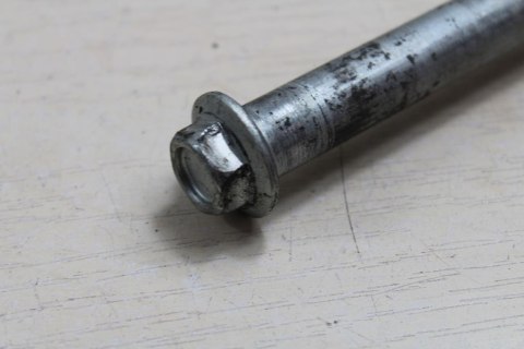 SUZUKI GS550L OŚ OŚKA WAHACZA ŚRUBA 16MM 295MM