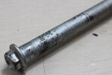 SUZUKI GS550L OŚ OŚKA WAHACZA ŚRUBA 16MM 295MM