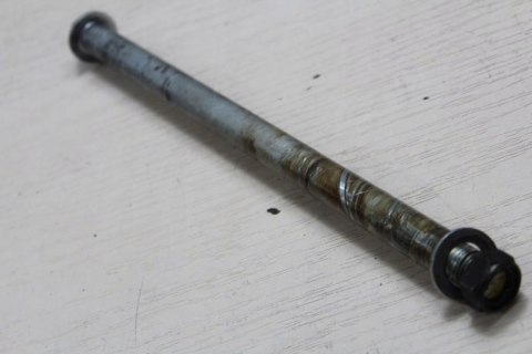 SUZUKI GS550L OŚ OŚKA WAHACZA ŚRUBA 16MM 295MM