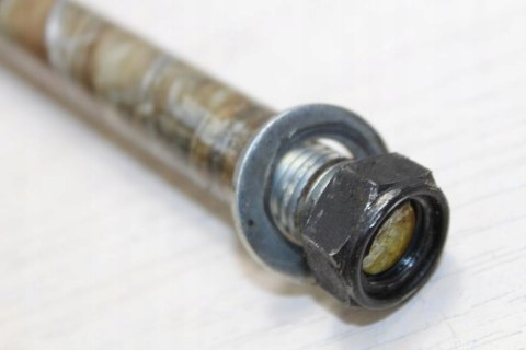 SUZUKI GS550L OŚ OŚKA WAHACZA ŚRUBA 16MM 295MM