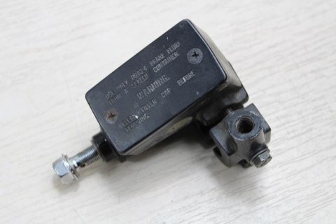 SUZUKI GS550L POMPA HAMULCOWA PRZÓD PRAWA