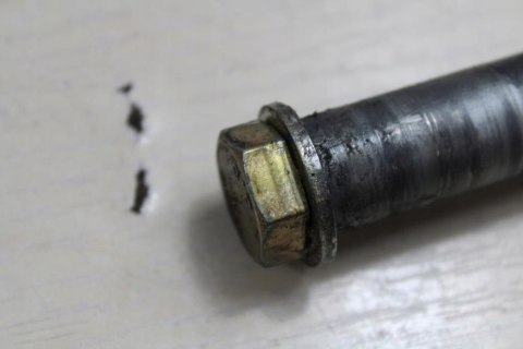 BMW R1100 RT OŚ WAHACZA PRZÓD ŚRUBA 17MM 305