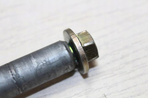 BMW R1100 RT OŚ WAHACZA PRZÓD ŚRUBA 17MM 305