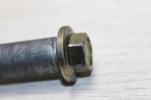 BMW R1100 RT OŚ WAHACZA PRZÓD ŚRUBA 17MM 305
