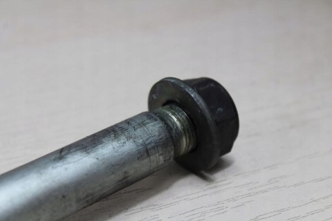 YAMAHA FZ6 N RJ07 OŚ SRUBA WAHACZA 20MM 325MM