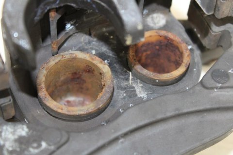 YAMAHA FZ6 N RJ07 ZACISK HAMULCOWY PRAWY PRZÓD