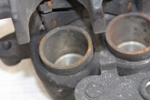 SUZUKI SV650 S K2 ZACISK HAMULCOWY PRZÓD LEWY