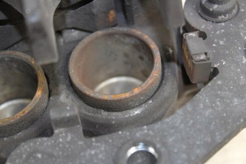 SUZUKI SV650 S K2 ZACISK HAMULCOWY PRZÓD LEWY