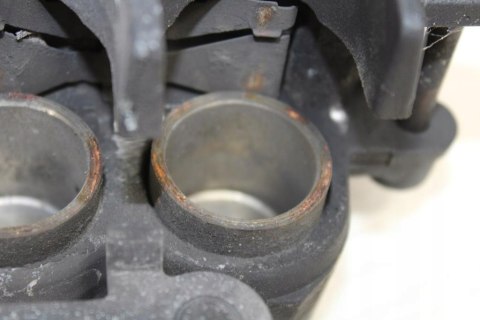 SUZUKI SV650 S K2 ZACISK HAMULCOWY PRZÓD PRAWY