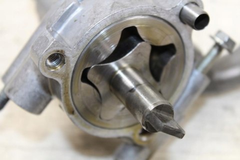 HONDA VF750 RC07 SABRE POMPA OLEJU + SMOK