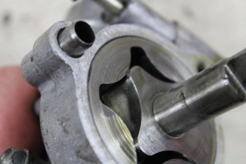 HONDA VF750 RC07 SABRE POMPA OLEJU + SMOK