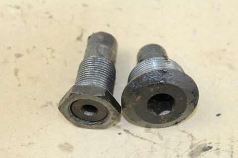 BMW K1100 LT ŚRUBY DYRA WAHACZA TYŁ