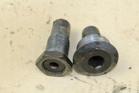 BMW K1100 LT ŚRUBY DYRA WAHACZA TYŁ