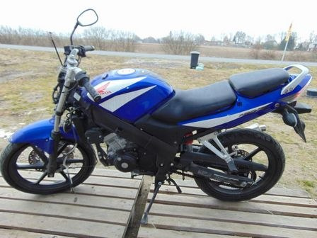 HONDA CBR125 JC39 STELAŻ KIERUNKOWSKAZÓW TYŁ UCHWY