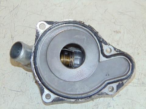 SUZUKI VX800 POKRYWA POMPY WODY + TERMOSTAT